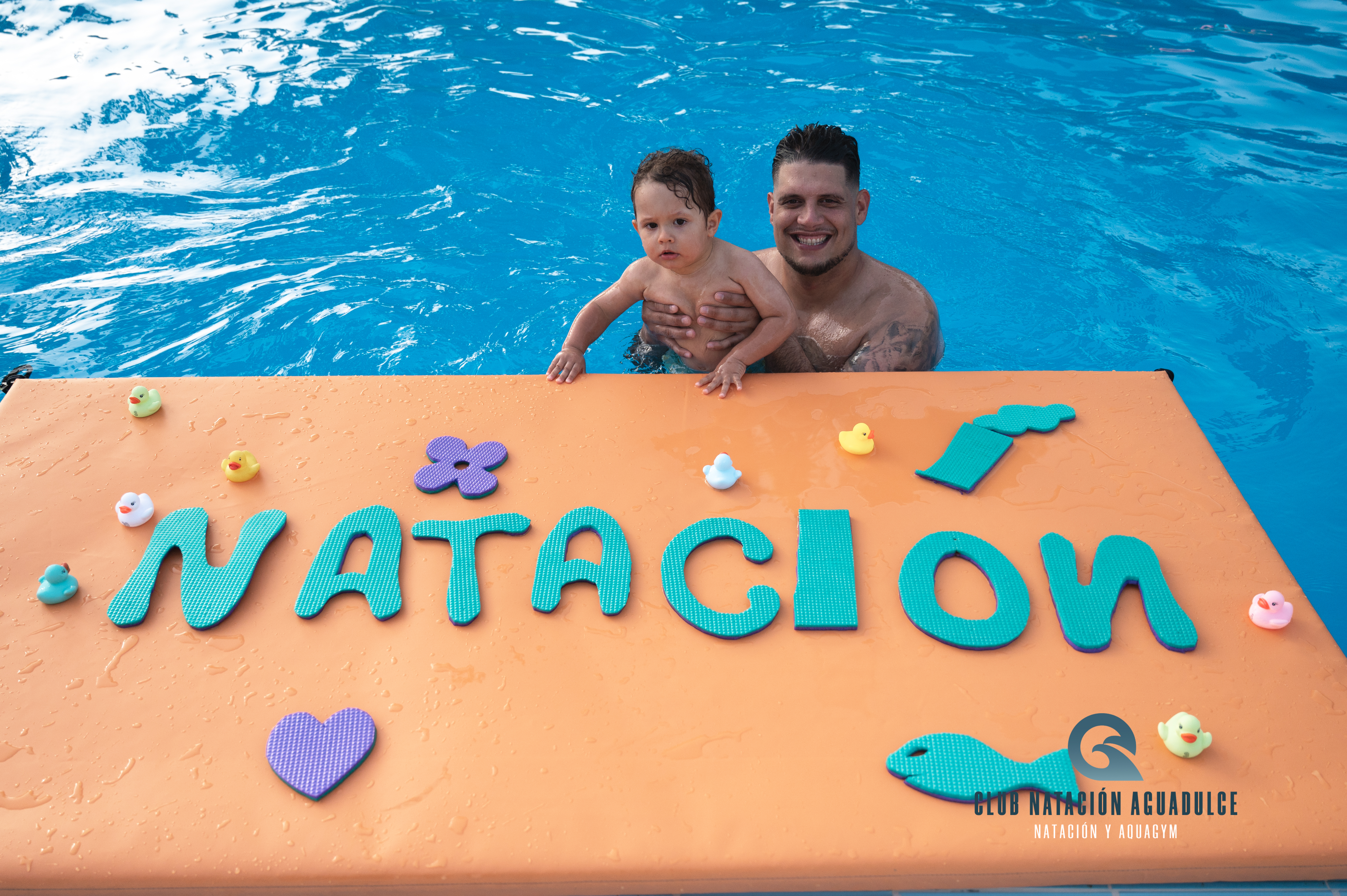 Bebé en clase de matronatación