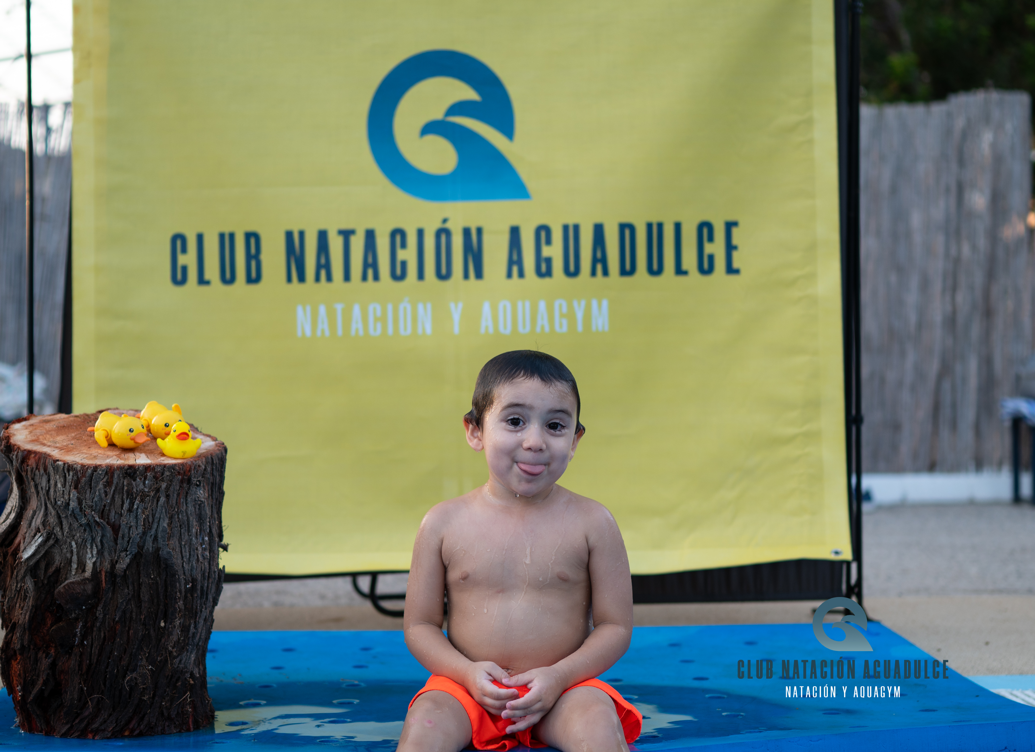 Bebés y padres en una sesión de matronatación en Aguadulce