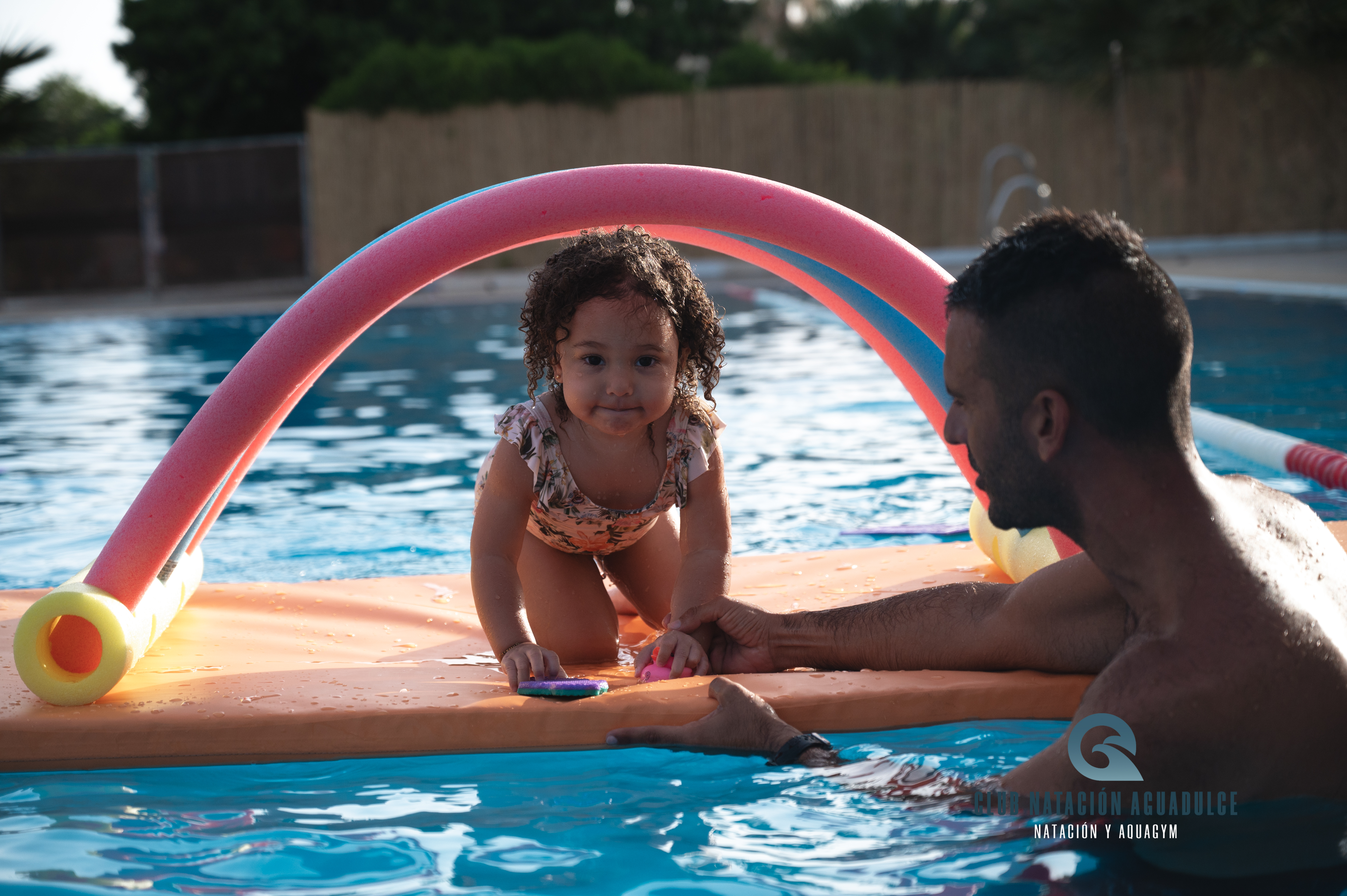 Bebé disfrutando de una clase de matronatación con su madre