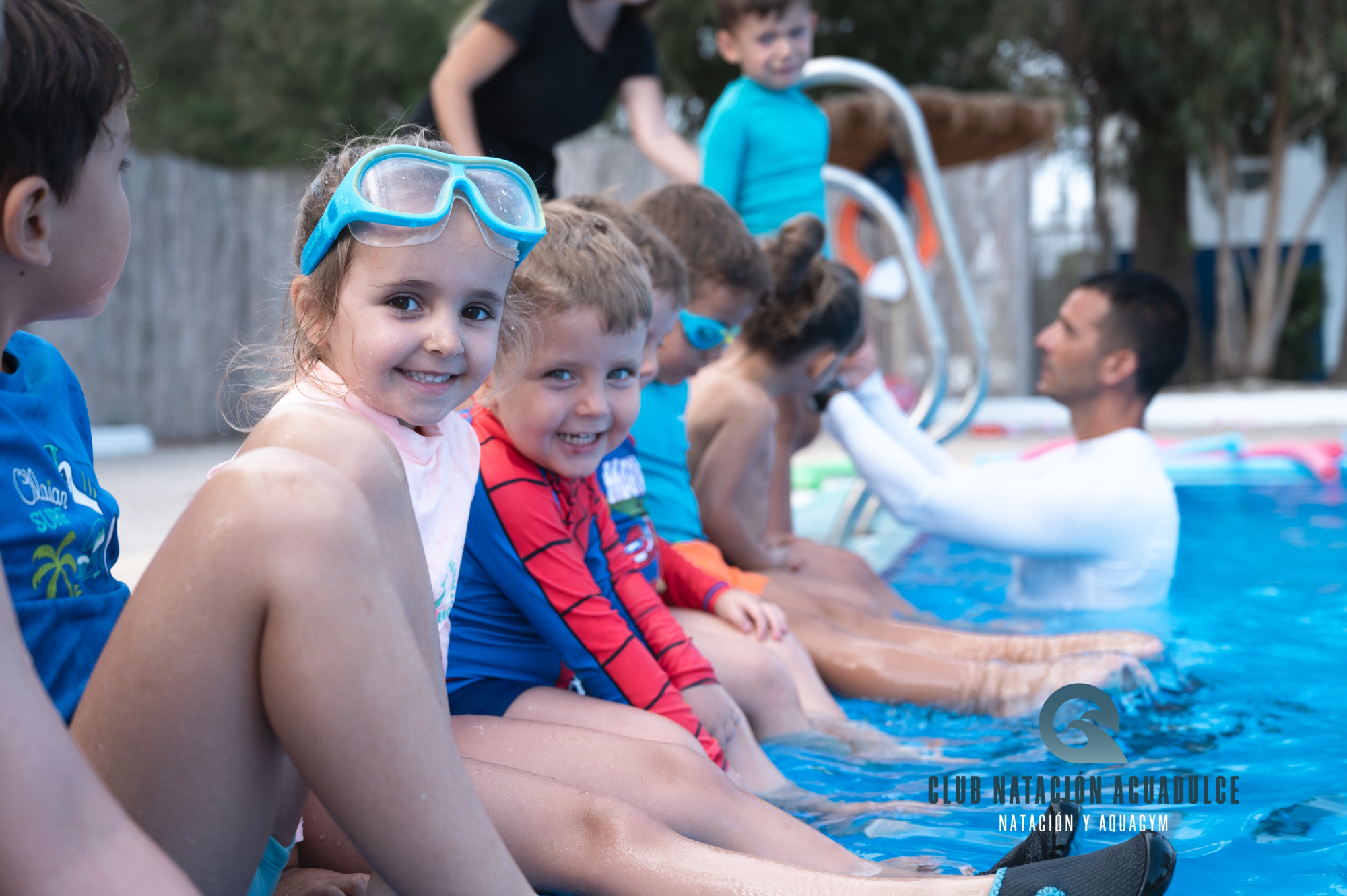 Niño aprendiendo a nadar con el instructor Gastón en Aguadulce