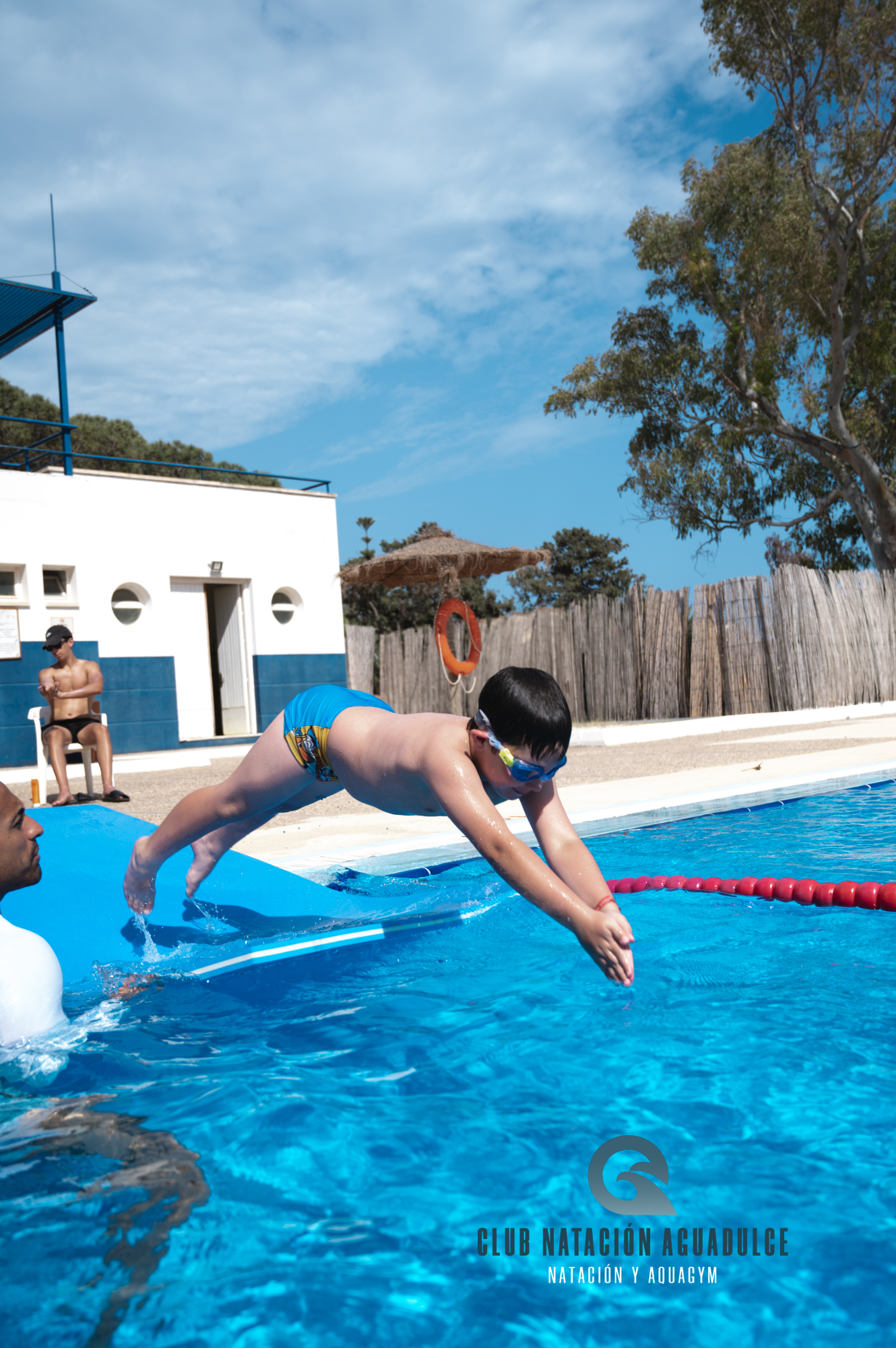 Niña sonriendo durante su clase de natación en Aguadulce