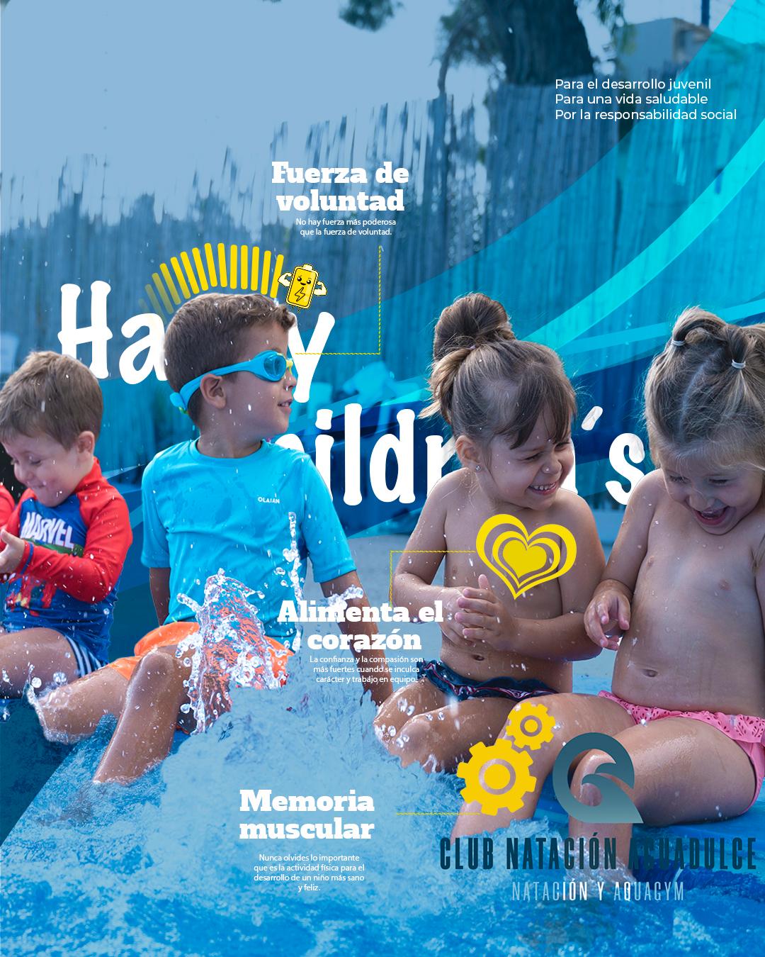 Niños en clase de natación con instructor en la piscina